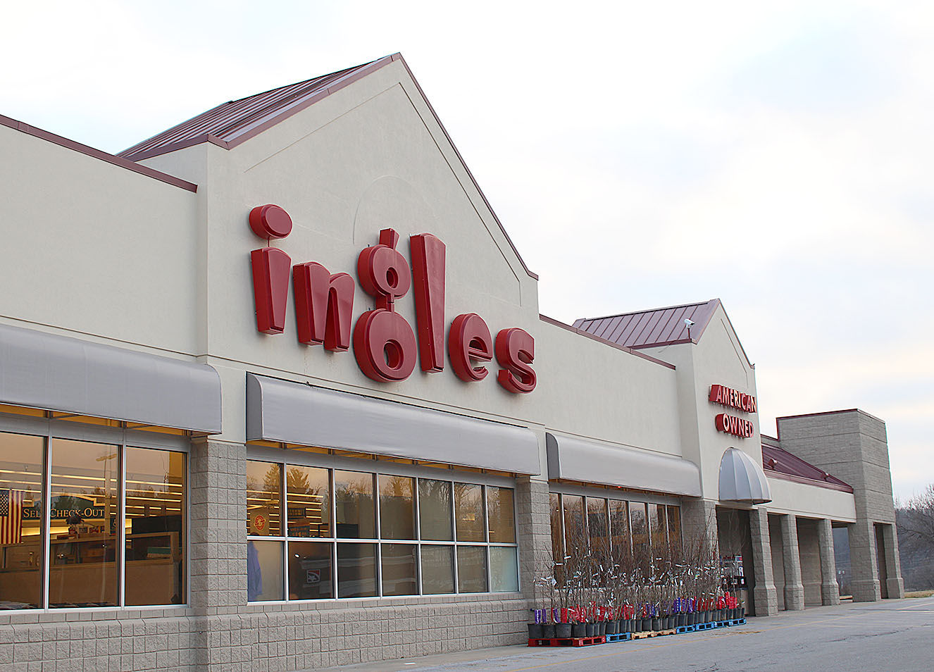 photo of ingles storefront